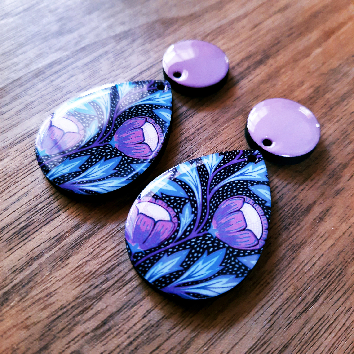 Black_With_Purple_Flower_Drop_Epoxy_Earrings_Pink_Connector2